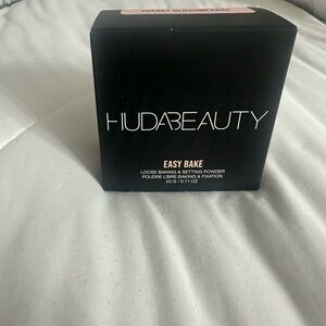 HUDA BEAUTY Easy Bake Loose Powder - Black